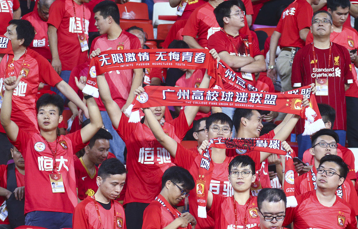 球迷狂热加油声不断，球队士气高涨的简单介绍