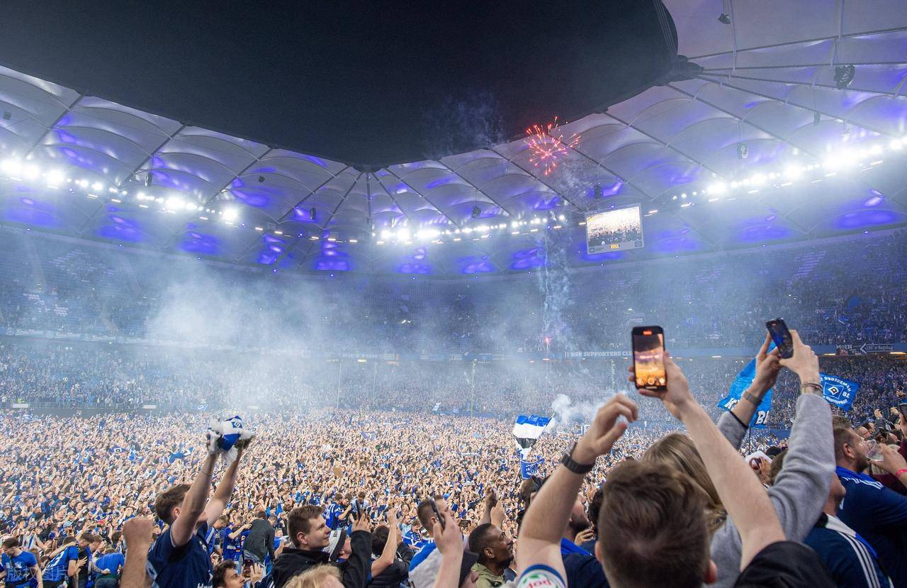 包含汉堡队在比赛中经历失利，球队面临考验的词条