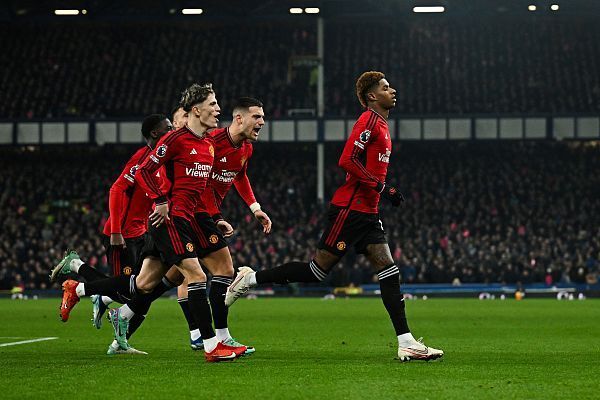 包含曼联主场大胜埃弗顿，迎来联赛两连胜的词条