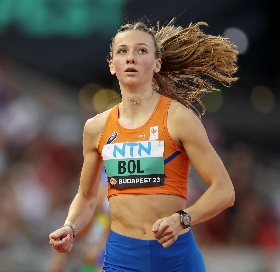 女子马拉松比赛在终点线附近展开激烈角逐的简单介绍