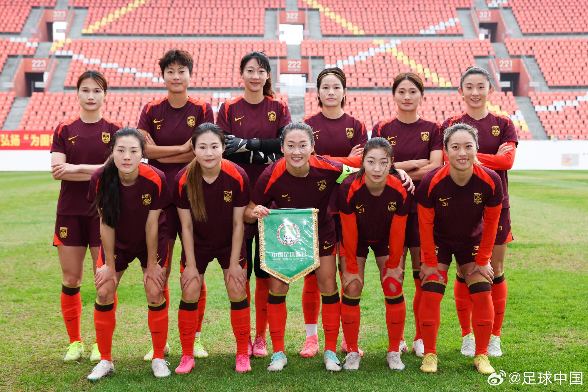 加拿大女足队众志成城，晋级下一轮比赛