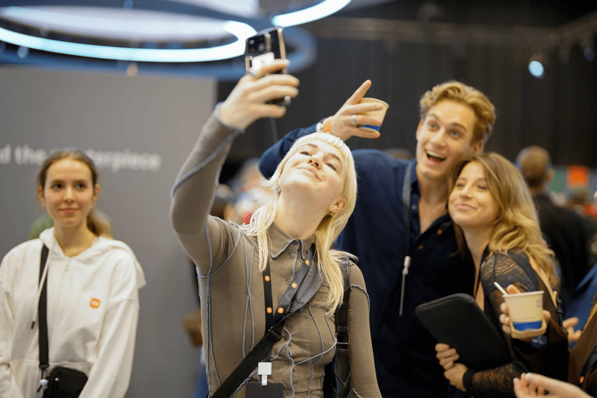 包含足球盛宴中的强强对话吸引全球目光的词条