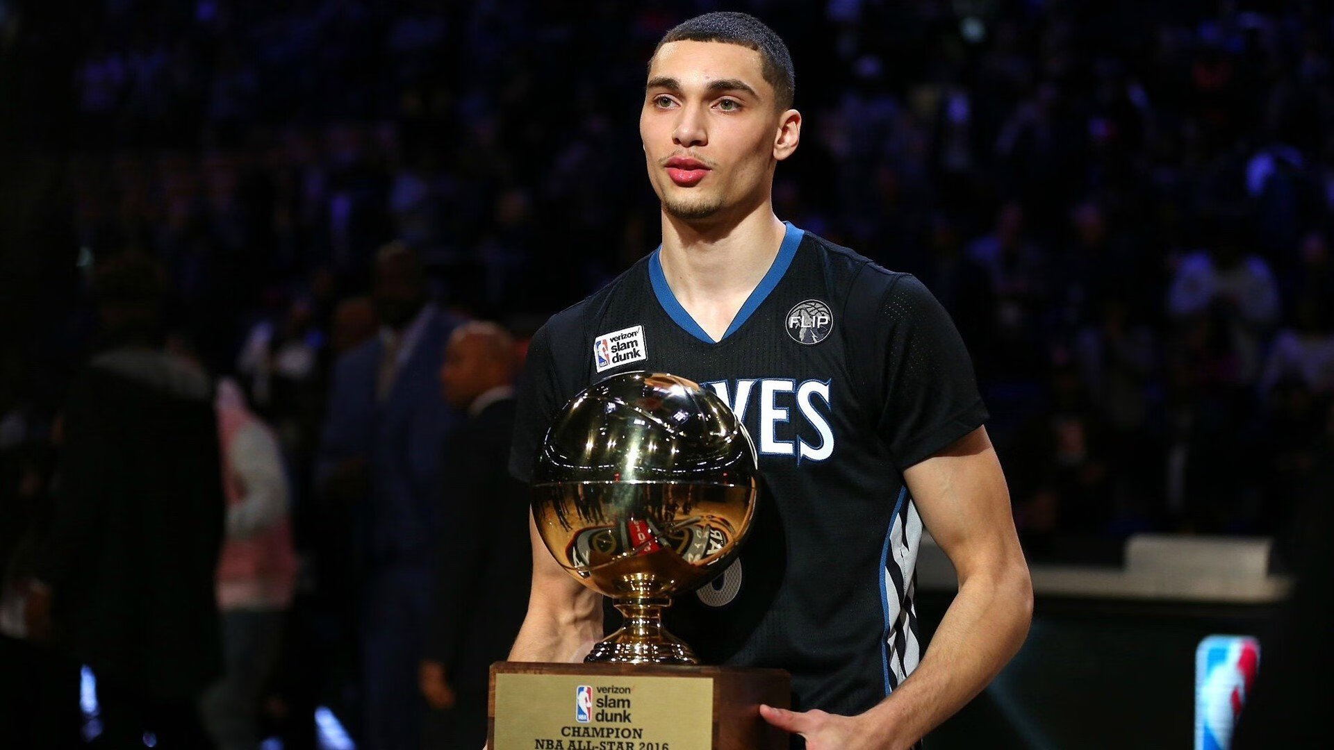 利拉德狂轰45分引爆进攻，步行者团队强势攻克魔术主场